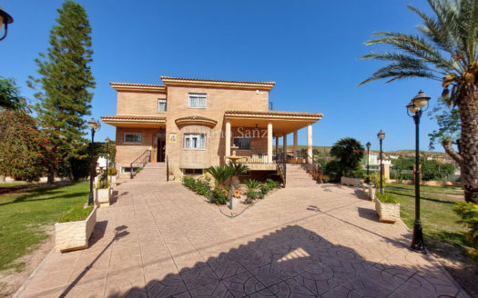 MAISON INDIVIDUELLE AVEC PISCINE