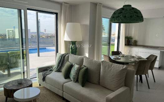 CHALET DE OBRA NUEVA CON PISCINA