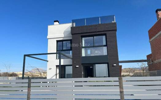 CHALET DE OBRA NUEVA CON PISCINA