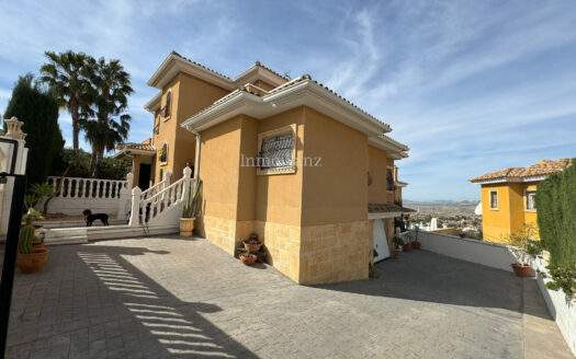 MAISON INDIVIDUELLE AVEC PISCINE