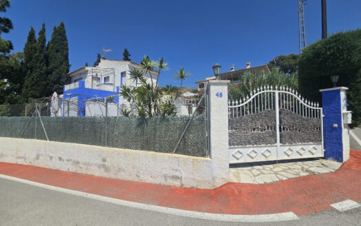 CASA PAREADA CON JARDIN