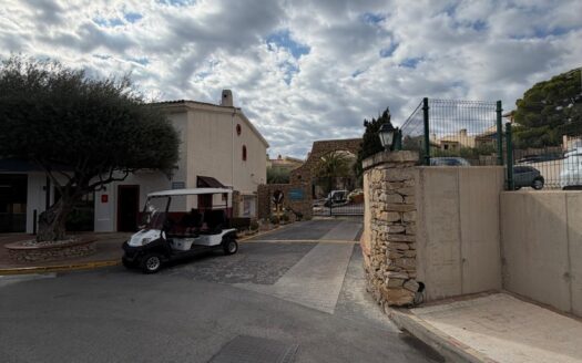 ADOSADO EN PUEBLO ACANTILADO