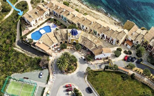 ADOSADO EN PUEBLO ACANTILADO