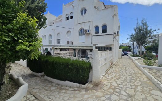 CASA PAREADA EN EL CAMPELLO