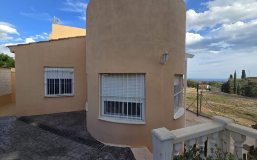 CASA PAREADA CON JARDIN Y VISTAS PANORAMICAS EN AIGUES