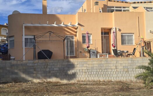 CASA PAREADA CON JARDIN Y VISTAS PANORAMICAS EN AIGUES